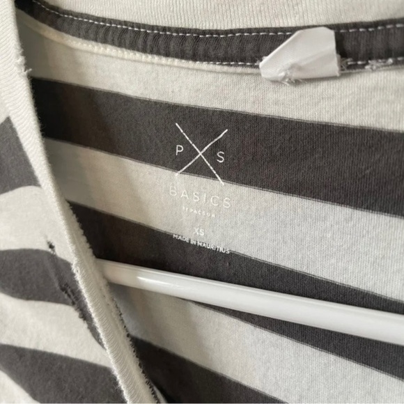 🔹5/$25🔹Pacsun Gray‎ and off White Distressed Short Sleeve Striped Tee Shirt XS - Picture 2 of 9